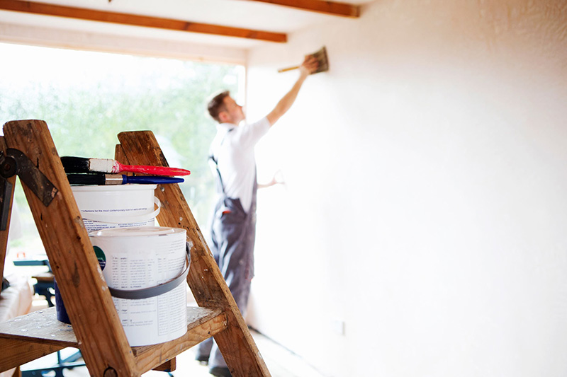 روغن کاری دیوار گچی میزان رنگ مصرفی را کم کرده و هزینه نقاشی خانه را بسیار کاهش می‌دهد.