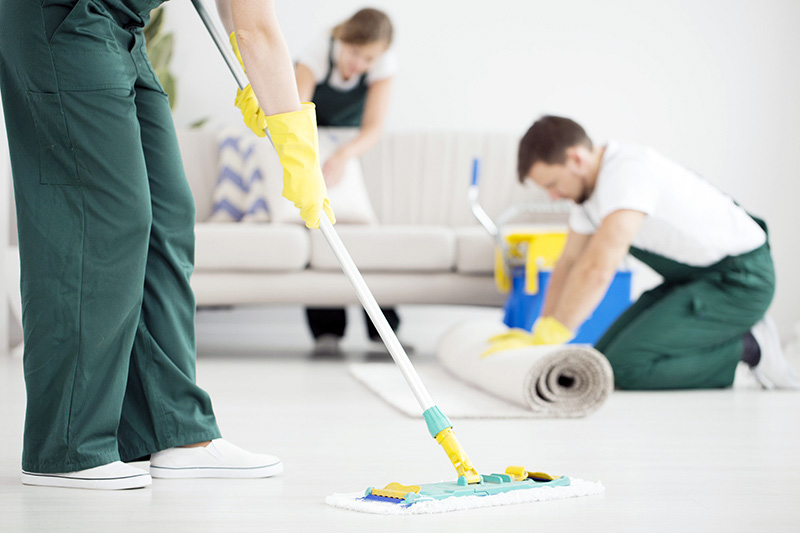 با تماس با شرکت خدمات نظافتی، فردی مسئولیت پذیر را برای کارهای منزل خود انتخاب کنید.
