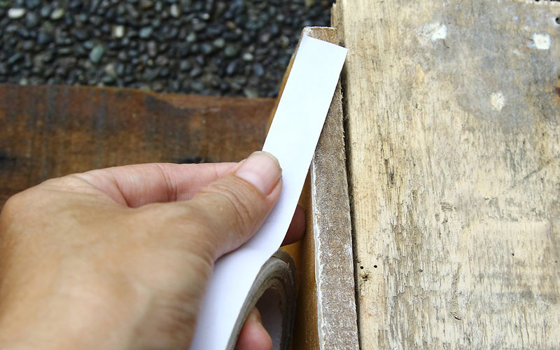 جدا کردن قسمت‌هایی از چوب که نباید رنگ شوند | نوار پلاستیکی روی چوب