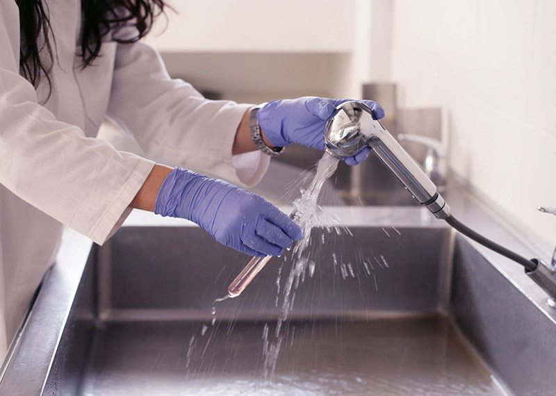 آب جوش در بیمارستان‌ها برای ضدعفونی و استریل کردن تجهیزات به کار می‌رود.