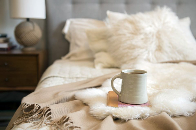 استفاده از انواع کوسن مخمل یا خز برای تزیین تخت و یا پتو قلاب بافی شده یا مخمل می‌تواند فضای اتاق خواب را گرم نگه دارد. | پارچه های زمستانی