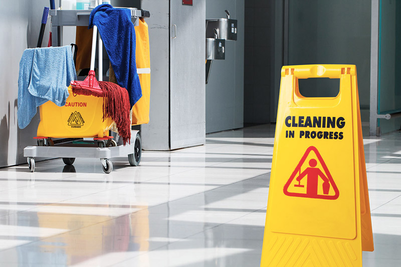 مراحل نظافت محل کار پس از ساعات کاری | نظافت راهروها در محیط کار | جارو زدن و تی کشیدن کف ساختمان | نظافت و شستشوی سنگ کف