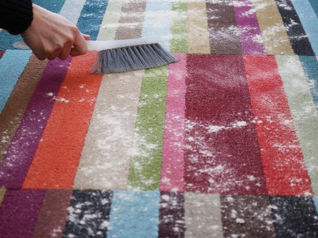 تمیزکردن لکه های فرش با جوش شیرین