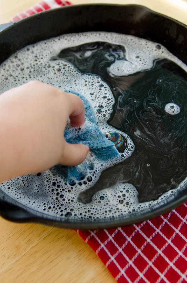 8 کاری که نباید با مایع ظرفشویی انجام دهید