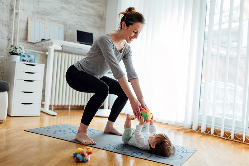 بازی کردن با نوزاد در هنگام انجام حرکات ورزشی