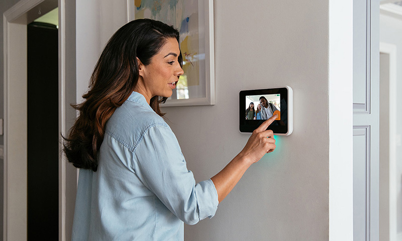 این زنگ‌ها قادر هستند به محض زنگ خوردن، ویدئو ضبط کنند و حتی اگر شما خانه نباشید به شما خواهند گفت که چه کسی پشت درب شما آمده است. | زنگ درب هوشمند
