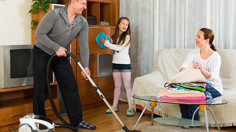  نظافت منزل در پاییز و روزهای بارانی یک کار مشارکتی با همکاری همه اعضای خانواده است
