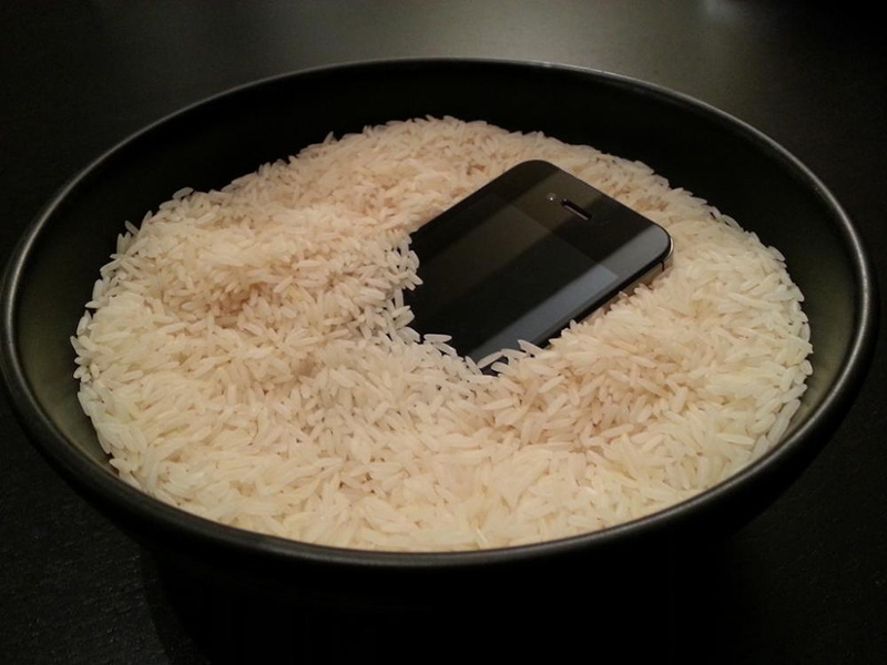 گوشی را در داخل یک ظرف پر از برنج قرار دهید
