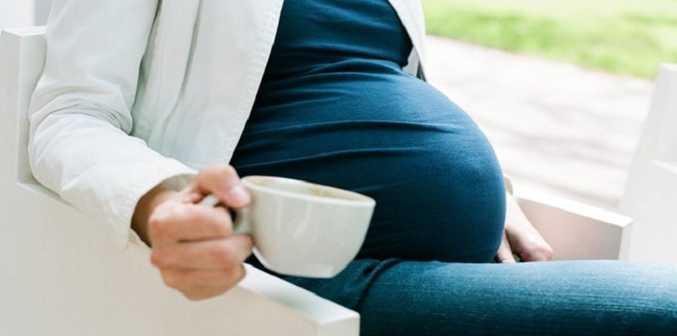 سعی کنید تا حدامکان از مصرف کافئین دردوران بارداری اجتناب کرده و یا مصرف آن را محدود کنید