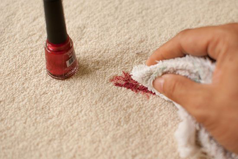 چگونه لکه لاک ناخن را از روی لباس و فرش پاک کنیم؟