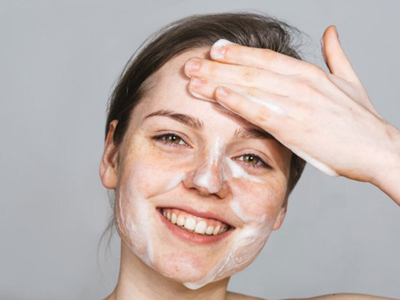 شستشو صورت با پاک کننده پوست خانگی