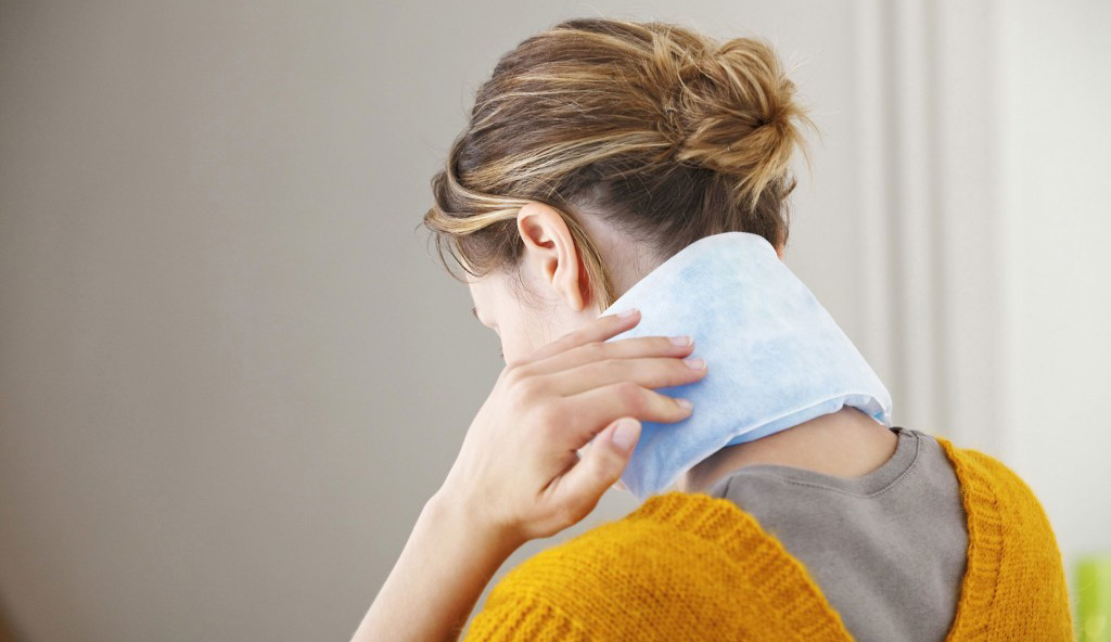 استفاده از پک آب گرم یا یخ برای کاهش درد خشکی گردن