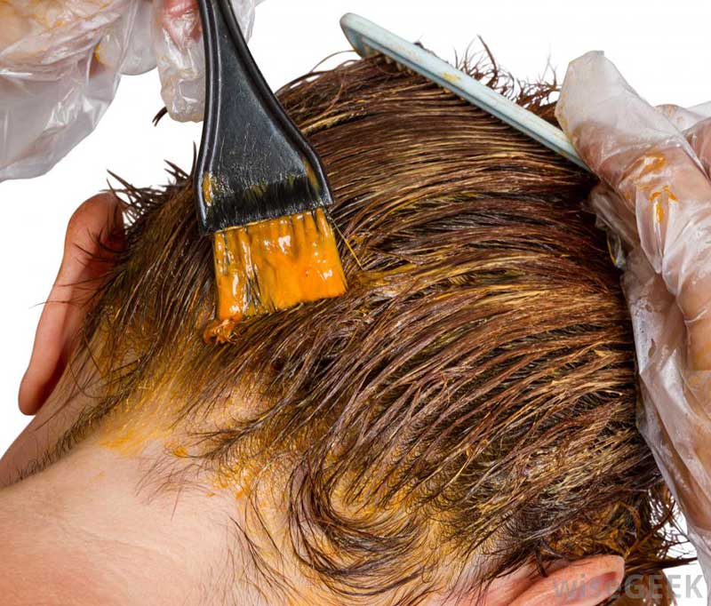چطور لکه رنگ مو را از روی پوست و وسایل پاک کنیم؟