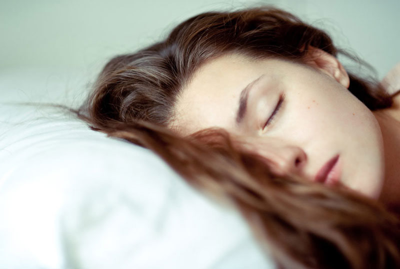 عوارض خوابیدن با موی خیس