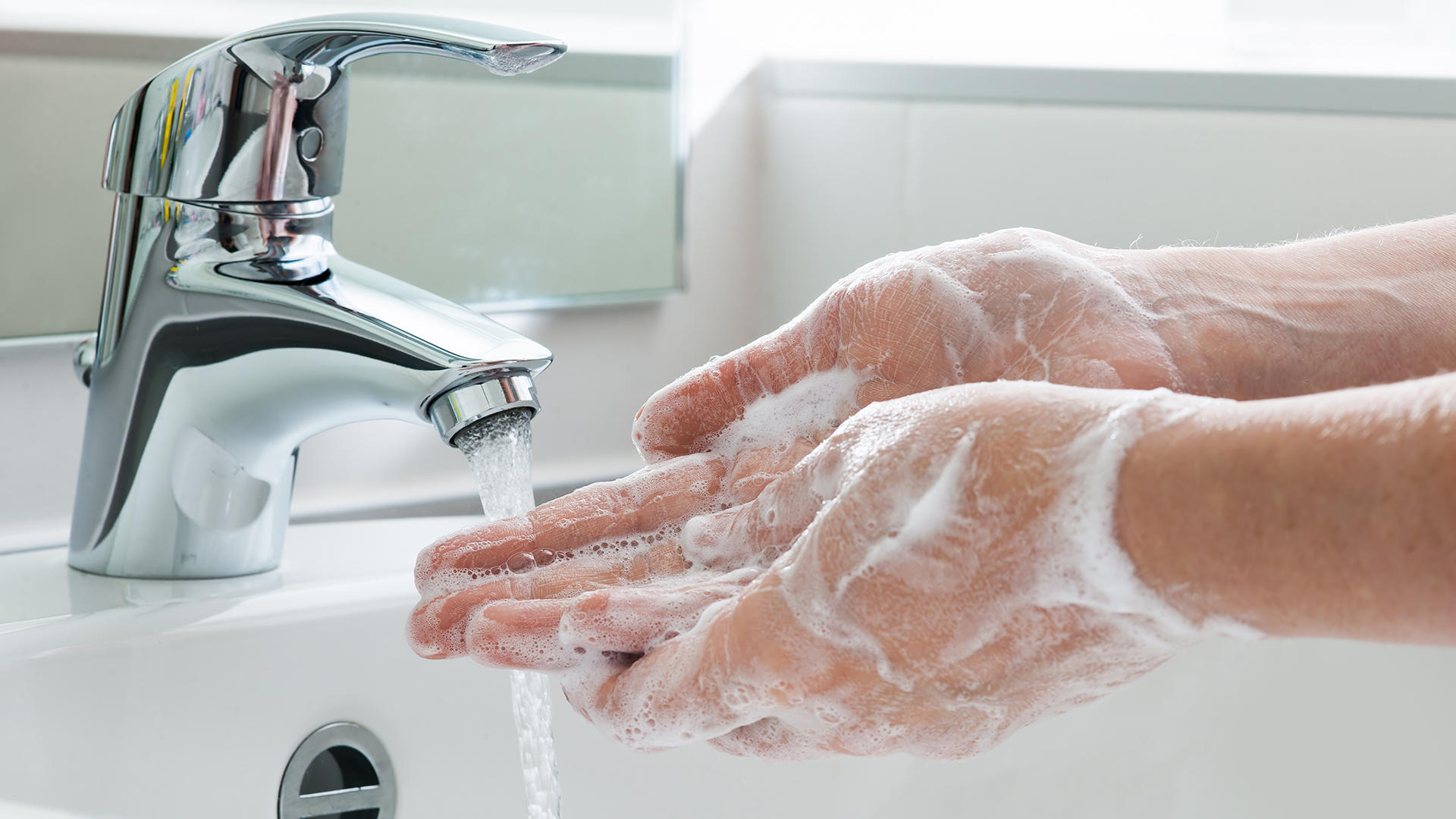 شستشوی دست ها یکی از مهم ترین راه های پیشگیری بیماری های مشترک انسان و دام است