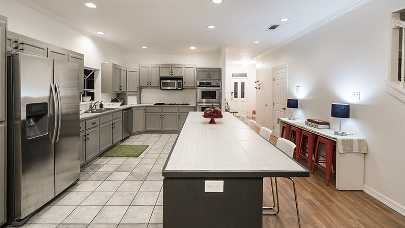 تصویر، نمایی از آشپزخانه فول فرنیش بوش است. به طراحی و ترکیب رنگ زیبای محصولات توجه کنید.