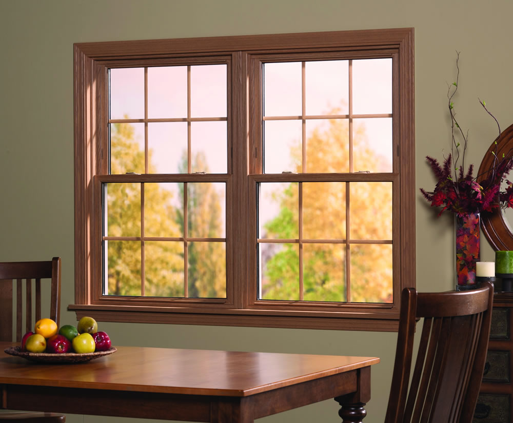 پنجره دوجداره چوبی چهره‌ای طبیعی‌تر به فضای خانه می‌بخشد و نور بیشتری به اتاق وارد می‌کند.