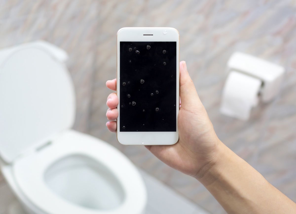 سعی کنید این عادت را ترک کنید و هرگز موبایلتان را با خود به داخل توالت و حمام نبرید