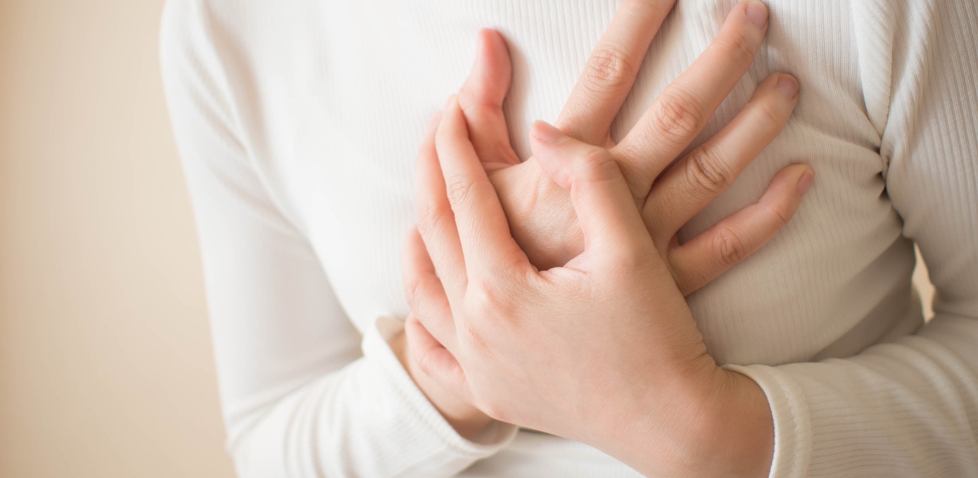 درد سینه در خانم­‌ها نشانه چیست؟