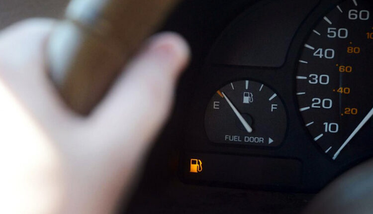 پس از روشن شدن چراغ هشدار بنزین هر خودرو چه مسافتی می‌تواند طی کند؟