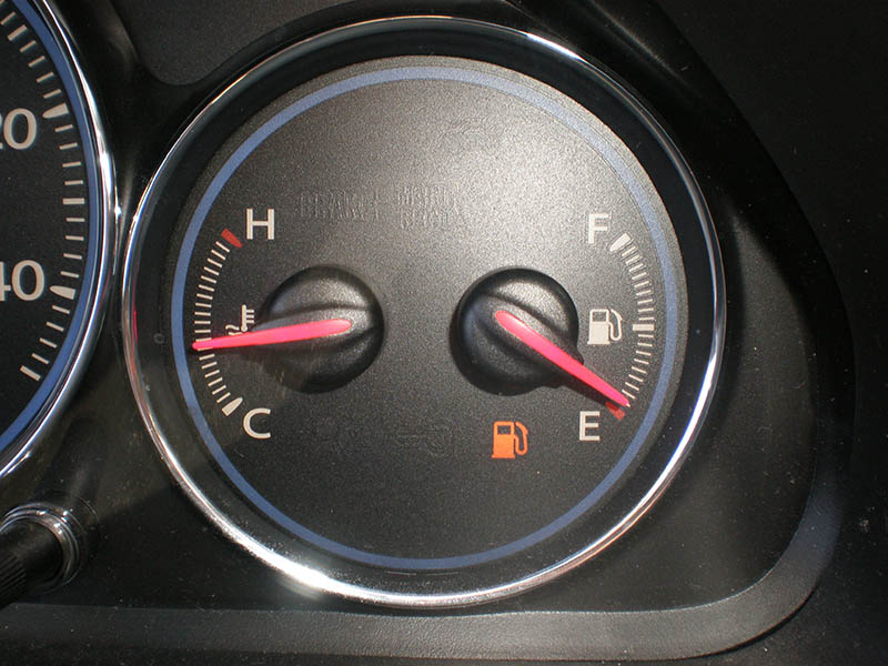 پس از روشن شدن چراغ بنزین، چقدر می توان به رانندگی ادامه داد؟