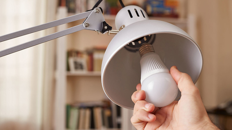 تعمیر لامپ کم مصرف و ۶ روش برای احیای لامپ‌های خانه‌تان