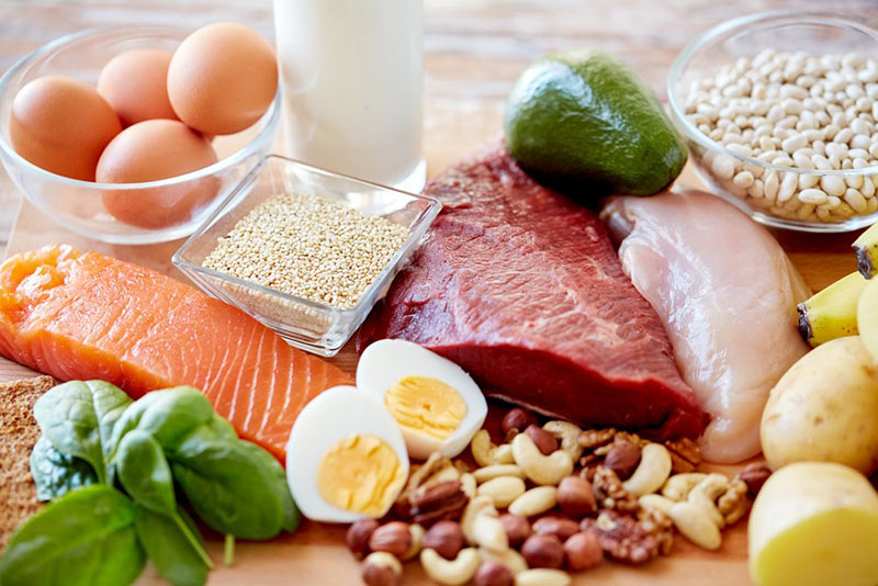 پروتئین، حجم بالایی از کالری را وارد بدن میکند. پروتئین در عین حال که یک ماده ضروری بدن است اما مصرف زیاد آن میتواند باعث افزایش کالری بدن، چاقی و بیماریهای دیگر شود.
