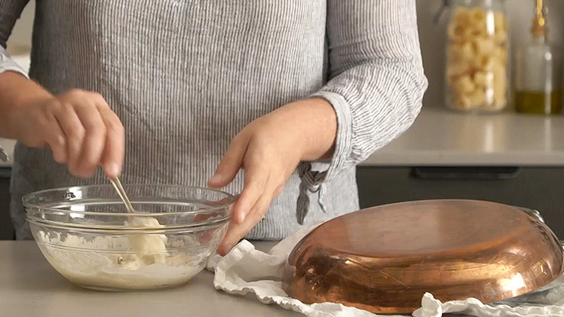 نحوه سفید کردن ظروف مسی استفاده از ترکیب آرد، نمک و سرکه
