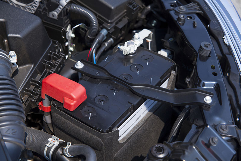 باتری ماشین یکی از قطعات مهم و کاربردی در اتومبیل ها است و در صورت خرابی یا خالی شدن شارژ آن، عملکرد خودرو به صفر می رسد.