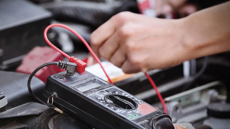 به کمک دستگاه تست بار باتری ماشین می توانید میزان شارژ باتری را مشخص کنید. به این منظور باید عدد ولتاژ باتری چیزی بین ۱۰ تا ۱۰٫۵ ولت باشد تا از عملکرد نرمال آن مطمئن شویم.