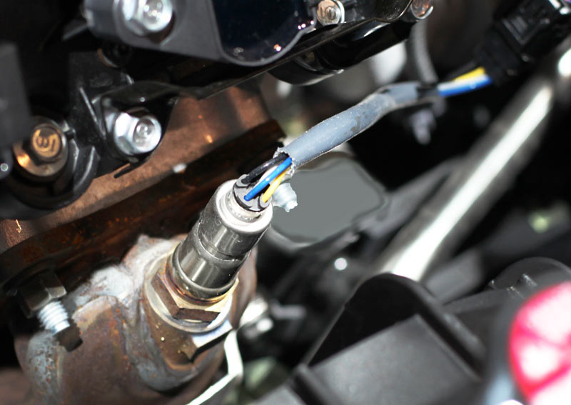 سنسور اکسیژن بر آن است تا میزان و اندازه وجود اکسیژن در اگزوز خودرو را اندازه گیری کرده و کیفیت سوخت را بررسی نماید.