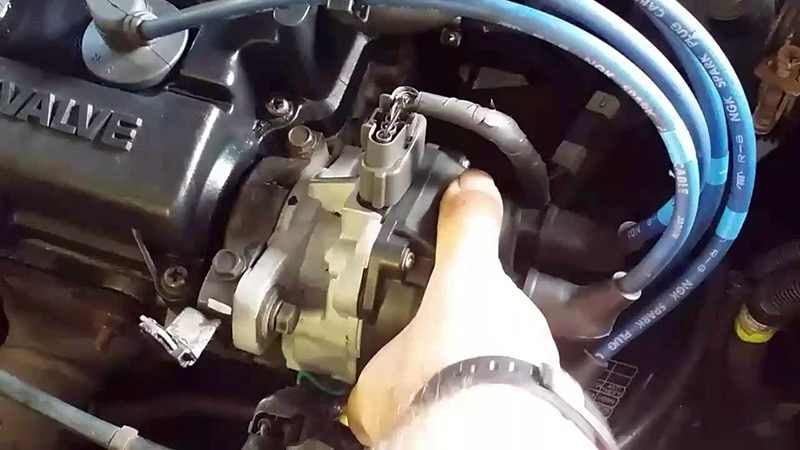 برای تنظیم دلکو باید موتور را روشن کرده