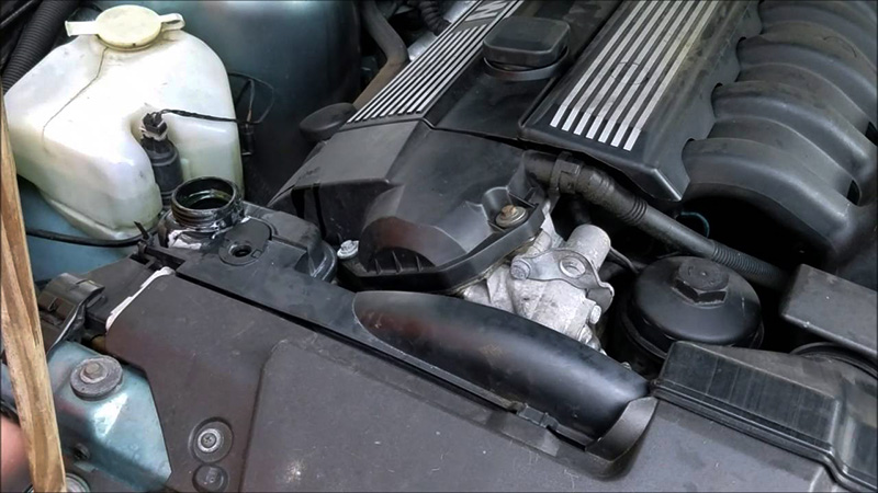 رادیاتور خودرو یکی از قطعات مهم در اتومبیل است که در صورت وجود حباب های هوا در آن، عملکرد آن دچار اختلال خواهد شد.