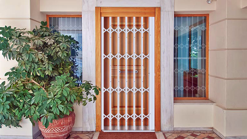 میله‌های آهنی تاشو که بر روی درب اصلی نصب می‌شوند را حفاظ آکاردئونی می‌گویند که برای امنیت بیشتر از فضا کاربرد دارند.