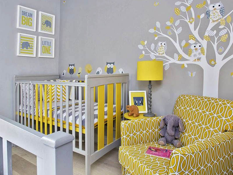 بهتر است در طراحی دکوراسیون اتاق خواب پسر بچه‌ها از رنگ‌های شاد، وسایل بادوام و تزیینات خلاقانه استفاده کنیم.