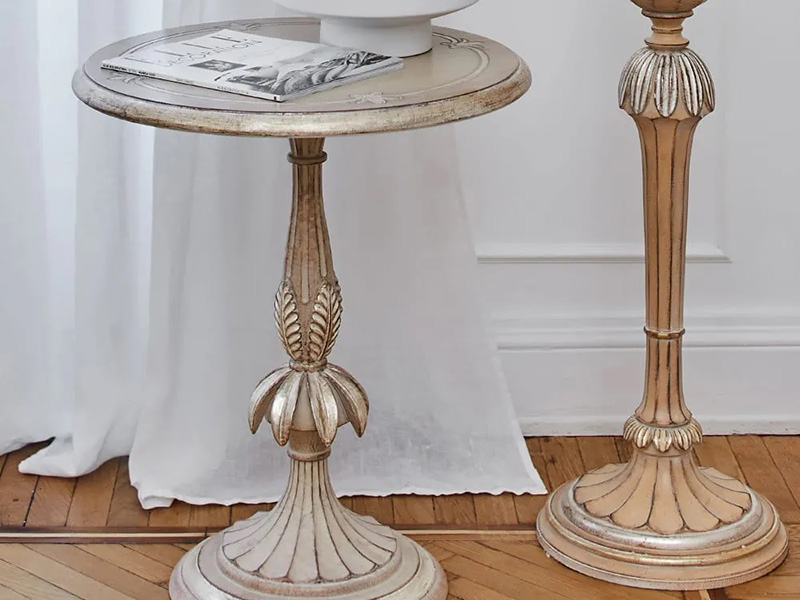 میز جلو مبلی کلاسیک و سلطنتی را می‌توانید با طرح‌های متنوع طلاکوب، منبت کاری، کنده کاری و یا رزین با سبک مبلمان خود ست کنید.