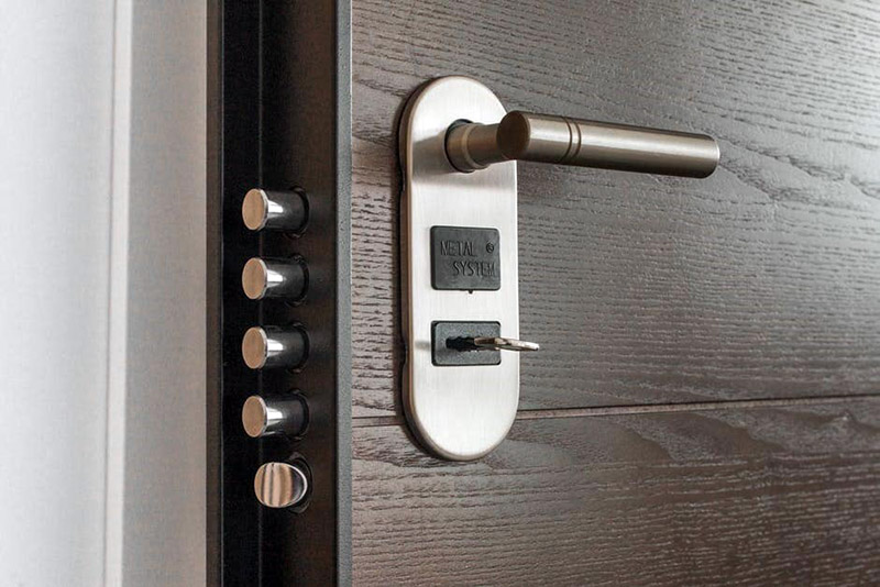 همراه درب ضد سرقت شش کلید اصلی به شما ارائه می‌شود که تنها می‌توان از آن‌ها استفاده کرد و با هیچ کلید مشابه دیگری نمی‌توانید درب را باز کنید.