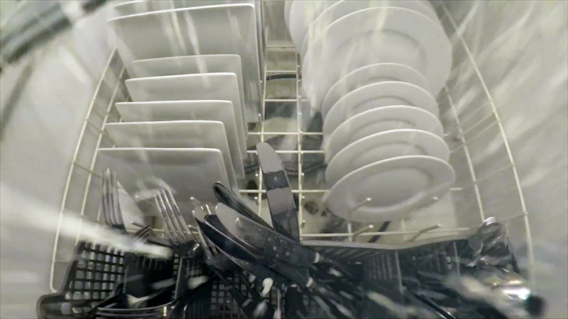 سنگ زئولیت در ماشین ظرفشویی باعث می شود که بخار جمع شود و میزان آن در ماشین کاهش پیدا کرده و دمای ظروف شسته شده نیز متعادل سازی شود.
