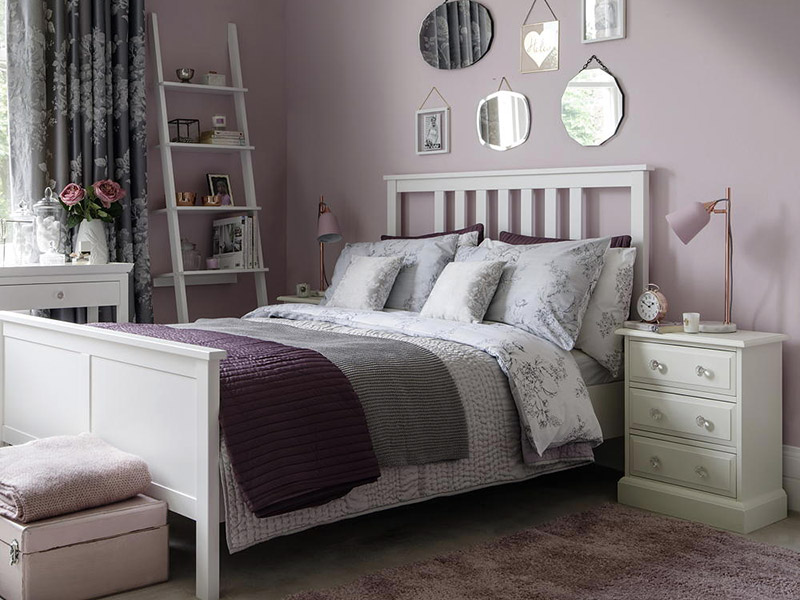 بهتر است در هنگام انتخاب طراحی داخلی اتاق خواب برای دختران نوجوان از نظر و سلیقه خود آن‌ها نیز استفاده کنید.