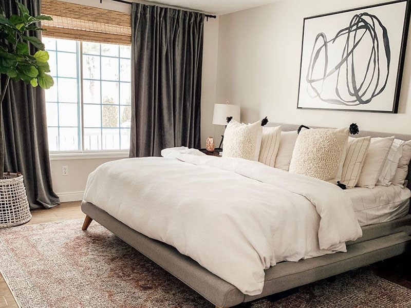 در دکوراسیون اتاق خواب به سبک مدرن شامل رنگ‌های خنثی، دکور مینیمال و غیر متقارن می‌شود.
