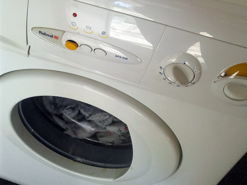 اطلاع از کد خطا ماشین لباسشویی آبسال می‌تواند به رفع این کدها کمک زیادی به شما کند.