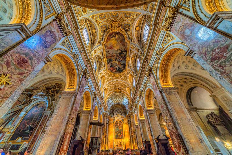 یکی از متداول‌ترین و زیباترین نمونه‌های طراحی سقف در گذشته، نقاشی‌های سقف کلیساها در دوره رنسانس است.