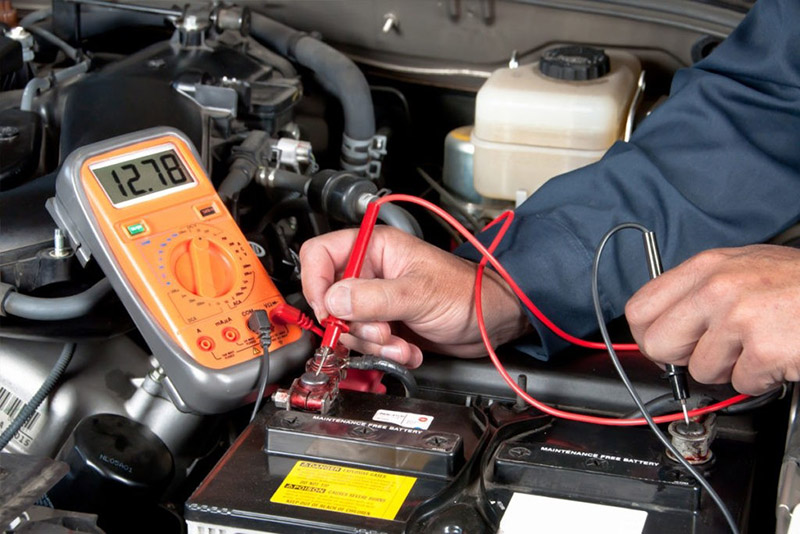 اگر چراغ های خودرو کم فروغ شده و یا شیشه ها به سختی بالا و پایین می شوند، وقت تعویض باتری اتومبیلتان فرا رسیده است.