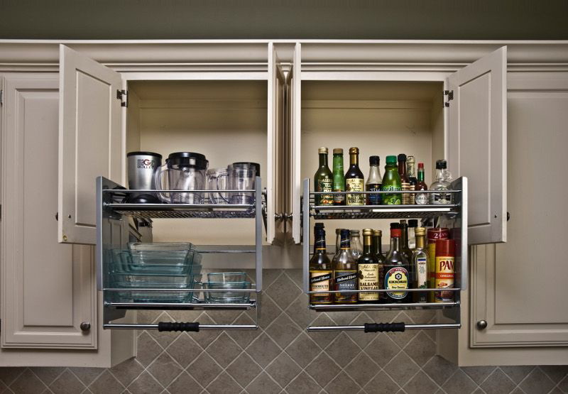 اضافه کردن کابینت با ارتفاع کم باعث می‌شود فضای آشپزخانه بزرگتر جلوه کند.