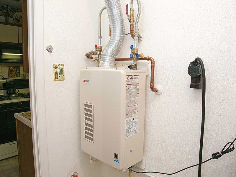 یکی از علائم سوراخ شدن رادیاتور شوفاژ، افت فشار دستگاه پکیج است که باید با بررسی آن، عیب یابی سوراخ شدن رادیاتور را متوجه شوید.
