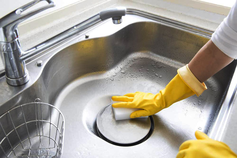 محلول سرکه و آب یا سرکه به تنهایی، می تواند سینک ظرفشویی را برق انداخته و کدری و سیاهی های آن را برطرف سازد.