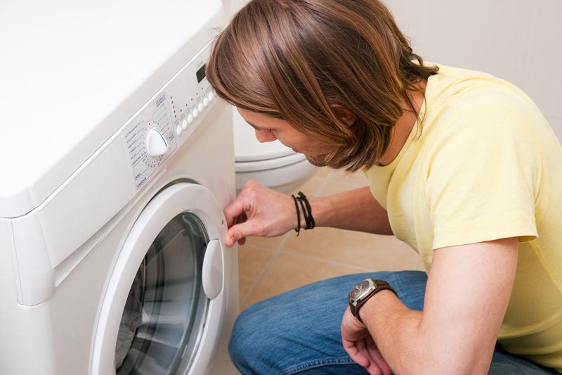 برخی مواقع خودتان به سادگی می‌توانید مشکل ماشین لباسشویی را برطرف کنید.