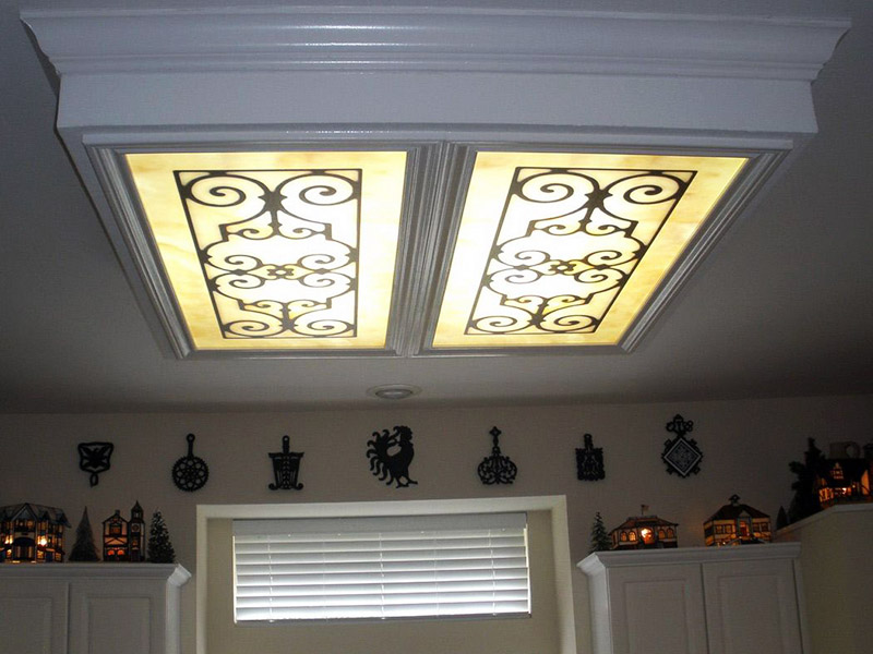 در نصب سقف کاذب پلکسی باید یک منبع نور مثل لامپ مهتابی پشت آن قرار بگیرد.