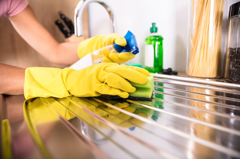 به کار بردن وایتکس و یا سایر شوینده های جرمگیر برای تمیز کردن سینک ظرفشوی؛ اشتباهی مهلک است که بیشتر ظاهر سینک را کدر و لکه دار می سازد.