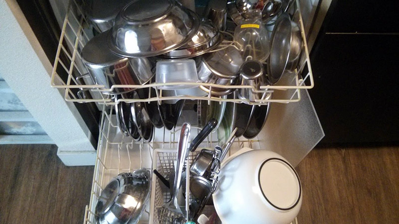 شست‌وشوی مداوم این وسایل در ماشین ظرفشویی دلیل کاهش عمر این وسایل است